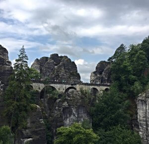 Blick auf die Basteibrücke aus der Ferne an einem bewölkten Tag.